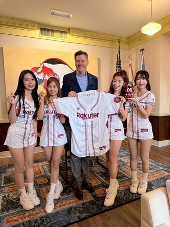 ▲樂天女孩與奧克拉荷馬市長合影。（圖／樂天桃猿）