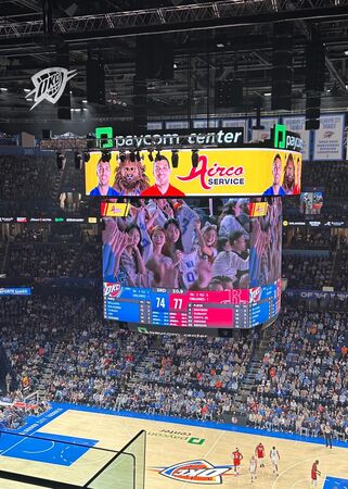 ▲樂天女孩與奧克拉荷馬市長合影。（圖／樂天桃猿）