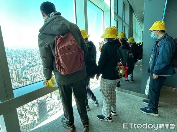 ▲▼  「101很高，我只在電視看過」再耕園陪16名身障學員圓夢登上台北101   。（圖／嘉義基督教醫院提供）