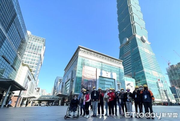 ▲▼  「101很高，我只在電視看過」再耕園陪16名身障學員圓夢登上台北101   。（圖／嘉義基督教醫院提供）