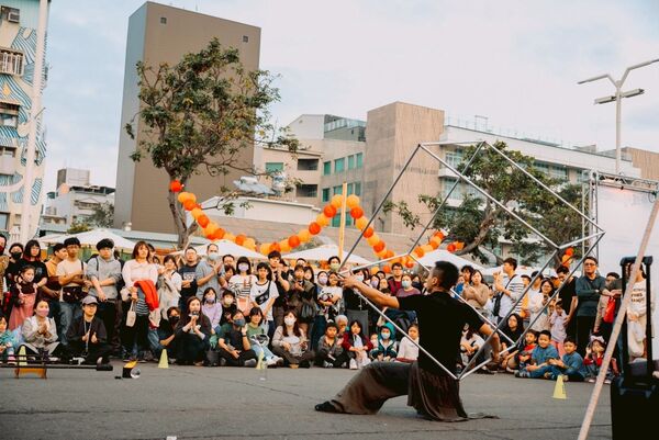 ▲▼「2026 駁二小夜埕・好日子」活動時間為2月14日起至2月22日（2月16日除夕休），集結超過250個文創品牌、美食攤位，還有街頭表演、音樂演出及「露天電影院」。（圖／高雄市文化局）