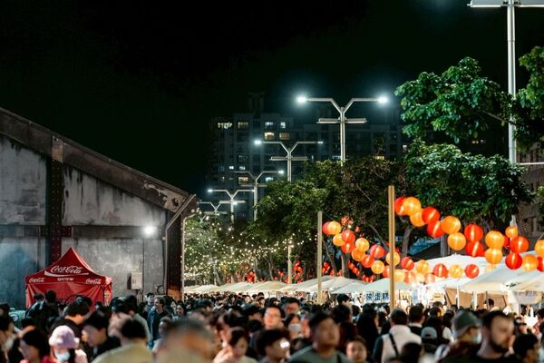 ▲▼「2026 駁二小夜埕・好日子」活動時間為2月14日起至2月22日（2月16日除夕休），集結超過250個文創品牌、美食攤位，還有街頭表演、音樂演出及「露天電影院」。（圖／高雄市文化局）