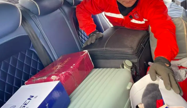 ▲▼  大陸鐵路推出「汽車『坐』著火車回家」           。（圖／翻攝 央視、烏鐵微家園）