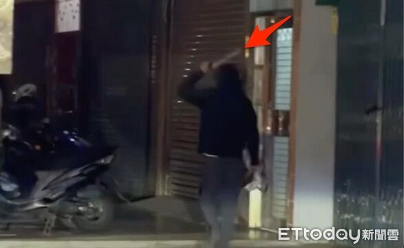 ▲▼張男搶完超商後囂張持西瓜刀走在人行道，張男搭計程車展開大逃亡，張男自知難逃手插口袋向警方投案，警方將張男帶回派出所偵訊             。（圖／記者陳以昇翻攝）