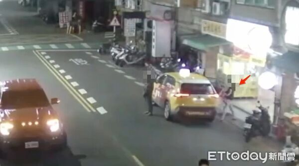 ▲▼張男搶完超商後囂張持西瓜刀走在人行道，張男搭計程車展開大逃亡，張男自知難逃手插口袋向警方投案，警方將張男帶回派出所偵訊             。（圖／記者陳以昇翻攝）