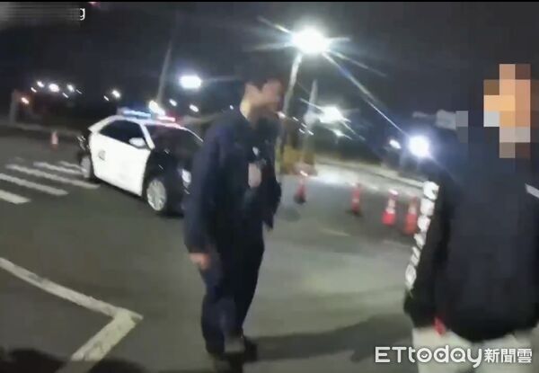 ▲▼張男搶完超商後囂張持西瓜刀走在人行道，張男搭計程車展開大逃亡，張男自知難逃手插口袋向警方投案，警方將張男帶回派出所偵訊             。（圖／記者陳以昇翻攝）