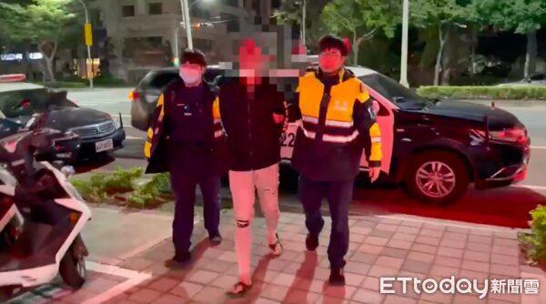 ▲▼張男搶完超商後囂張持西瓜刀走在人行道，張男搭計程車展開大逃亡，張男自知難逃手插口袋向警方投案，警方將張男帶回派出所偵訊             。（圖／記者陳以昇翻攝）