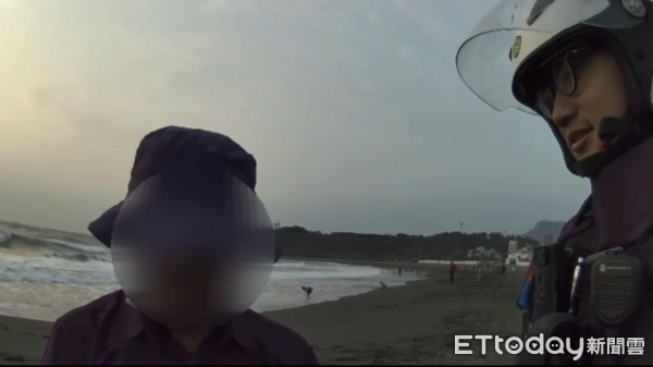 ▲警方尋獲詭異的陳姓男子，口頭告誡。（圖／記者許宥孺翻攝）