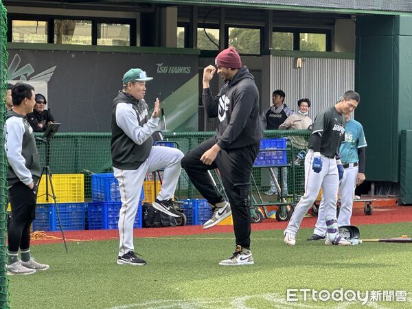 ▲台鋼雄鷹洋砲魔鷹。（圖／記者蔡厚瑄攝）