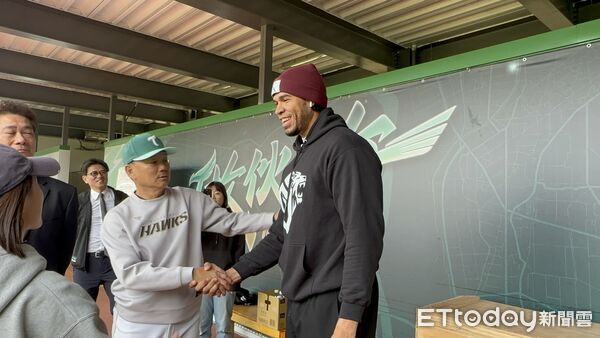 ▲台鋼雄鷹洋砲魔鷹。（圖／記者蔡厚瑄攝）