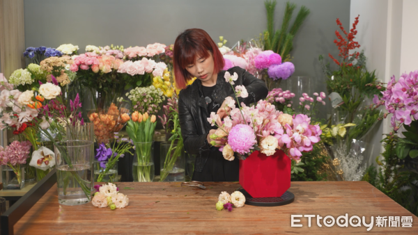 ▲▼過年送禮別再只送餅乾盒　教你在家用多餘花材插出心意花禮,蔓綠絨花卉,羅凱云。（圖／記者姜國輝攝）