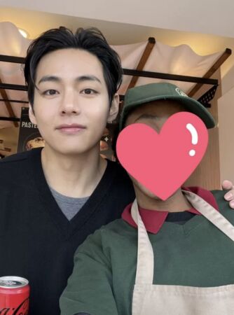 ▲▼麵包店巧遇深愛9年的偶像！防彈V主動問：要合照嗎？　粉絲被暖哭。（圖／翻攝自IG）