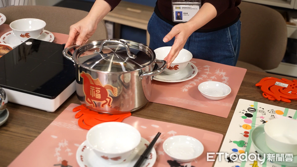 ▲▼過年團圓飯年味有儀式感！掌握餐桌佈置重點：紅色比例別超過四分之一,IKEA,餐桌。（圖／記者姜國輝攝）