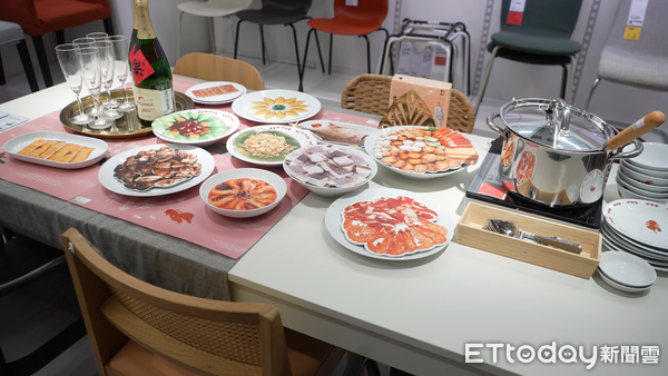 ▲▼過年團圓飯年味有儀式感！掌握餐桌佈置重點：紅色比例別超過四分之一,IKEA,餐桌。（圖／記者姜國輝攝）