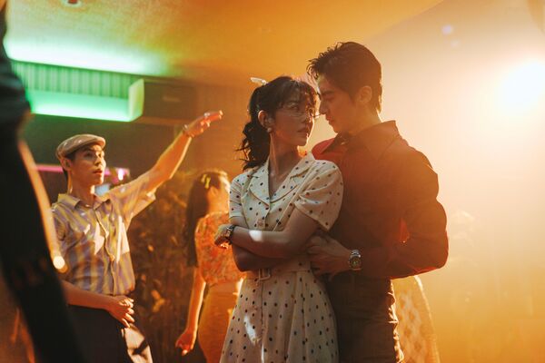 ▲《微醺大飯店1980s》由李國毅、邵雨薇、施柏宇、李沐、蔡思韵、黑嘉嘉及王碩瀚主演。（圖／一念電影提供）