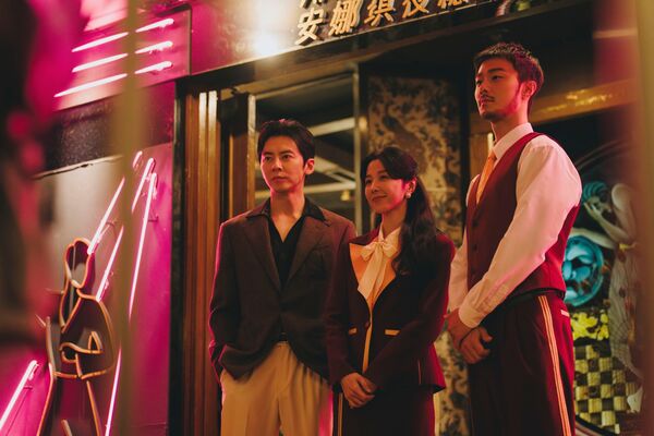 ▲《微醺大飯店1980s》由李國毅、邵雨薇、施柏宇、李沐、蔡思韵、黑嘉嘉及王碩瀚主演。（圖／一念電影提供）