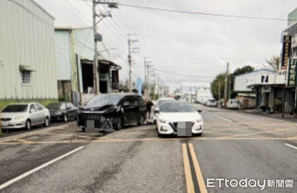 ▲▼蘇姓男子駕駛超過400萬元的「Lexus LM 350h」行經為隨西路時，疑因未注意前方路況，直接追撞正在等候左轉的轎車。（圖／記者吳世龍翻攝）