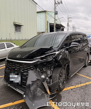▲▼蘇姓男子駕駛超過400萬元的「Lexus LM 350h」行經為隨西路時，疑因未注意前方路況，直接追撞正在等候左轉的轎車。（圖／記者吳世龍翻攝）