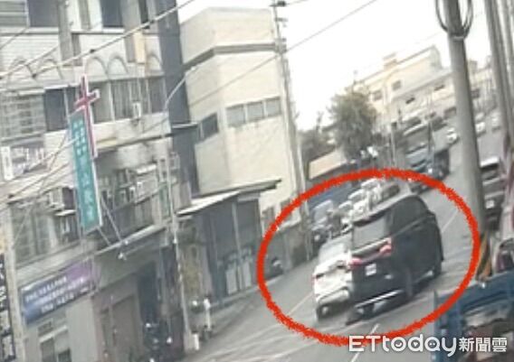 ▲▼蘇姓男子駕駛超過400萬元的「Lexus LM 350h」行經為隨西路時，疑因未注意前方路況，直接追撞正在等候左轉的轎車。（圖／記者吳世龍翻攝）