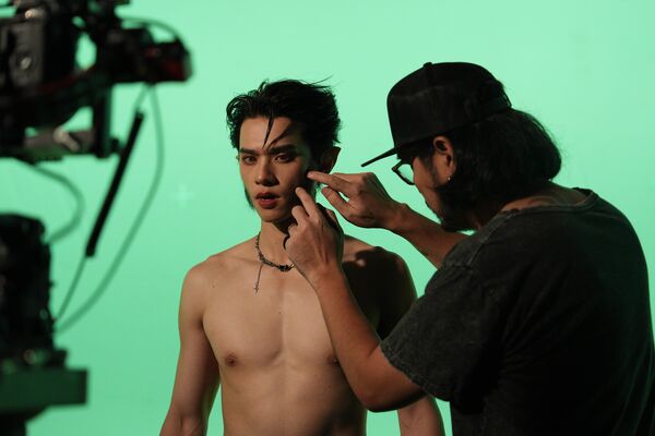 最帥巫師Keng脫了「狂秀冰塊盒腹肌」　原是泰文老師…拍抖音爆紅