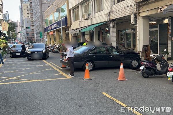 ▲▼ 高雄87歲翁開車出庫突暴衝　猛撞騎樓梁柱   。（圖／記者賴文萱翻攝）