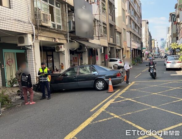 ▲▼ 高雄87歲翁開車出庫突暴衝　猛撞騎樓梁柱   。（圖／記者賴文萱翻攝）