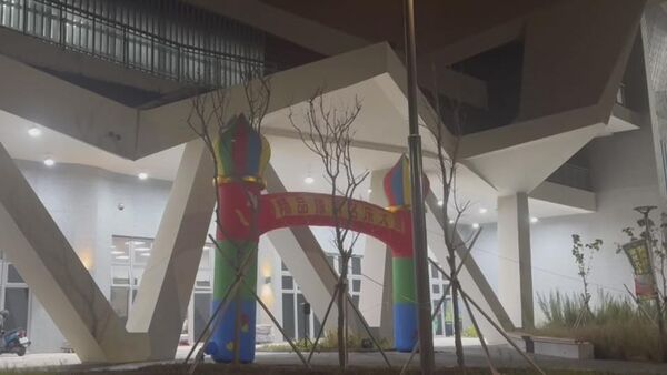 ▲▼民進黨台中市議員王立任踢爆，台中市府斥資6.4億興建的清水國民暨兒童運動中心，啟用4個月後，竟被拿來舉辦「大型家具名床大展」。（圖／翻攝自Facebook／王立任 - 任真打拚）