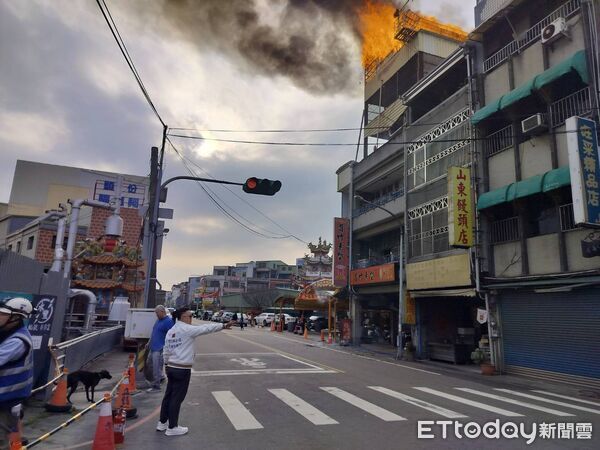 ▲▼    苗栗縣頭份市中山路義民廟旁邊，一處位在四樓頂的鴿舍起火         。（圖／記者楊永盛翻攝）