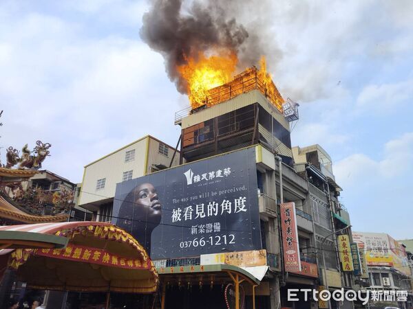 ▲▼    苗栗縣頭份市中山路義民廟旁邊，一處位在四樓頂的鴿舍起火         。（圖／記者楊永盛翻攝）