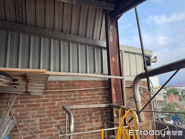 ▲▼    苗栗縣頭份市中山路義民廟旁邊，一處位在四樓頂的鴿舍起火         。（圖／記者楊永盛翻攝）