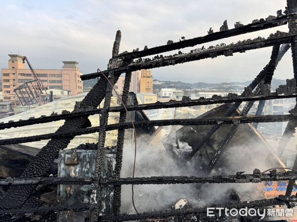 ▲▼    苗栗縣頭份市中山路義民廟旁邊，一處位在四樓頂的鴿舍起火         。（圖／記者楊永盛翻攝）