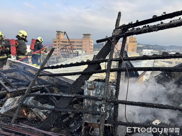 ▲▼    苗栗縣頭份市中山路義民廟旁邊，一處位在四樓頂的鴿舍起火         。（圖／記者楊永盛翻攝）