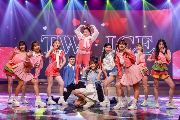 ▲白冰冰帶領旗下女團演出。（圖／民視提供）