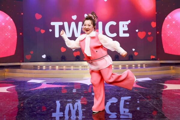 ▲白冰冰帶領旗下女團演出。（圖／民視提供）