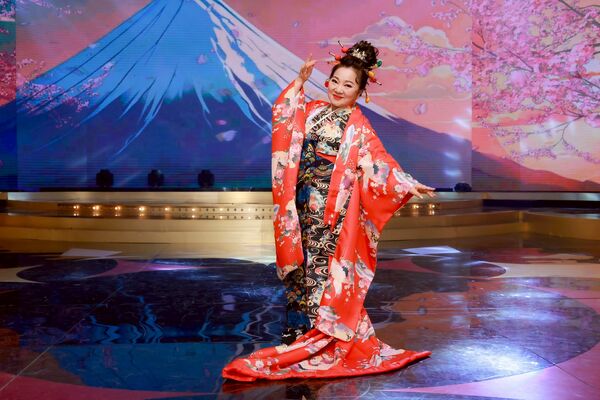 ▲白冰冰帶領旗下女團演出。（圖／民視提供）