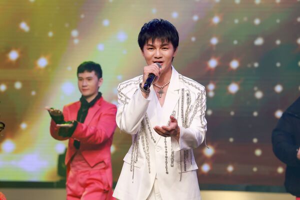 ▲白冰冰帶領旗下女團演出。（圖／民視提供）