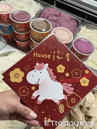 ▲▼  嘉義市衛生局馬年春聯寫成「House」　意外引爆台式幽默  。（圖／記者翁伊森翻攝）