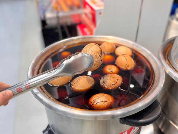 ▲▼全家推出春節前「最後上班日」一日快閃優惠、買情人節玫瑰花還有特大特濃拿鐵「買1送1」優惠券。（圖／業者提供）