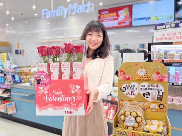▲▼全家推出春節前「最後上班日」一日快閃優惠、買情人節玫瑰花還有特大特濃拿鐵「買1送1」優惠券。（圖／業者提供）
