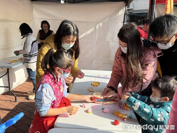 ▲甜香伴隨笑聲在神岡區公所前廣場飄散，台中經發局攜手神岡區公所，舉辦「2026迎春糕餅節慶活動」（圖／記者游瓊華翻攝）
