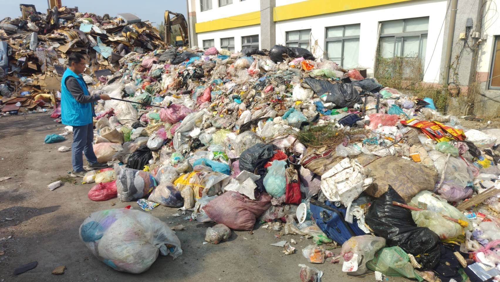 ▲核安會派員前往垃圾暫存場提供輻射偵測及相關技術協助。（圖／核安會）