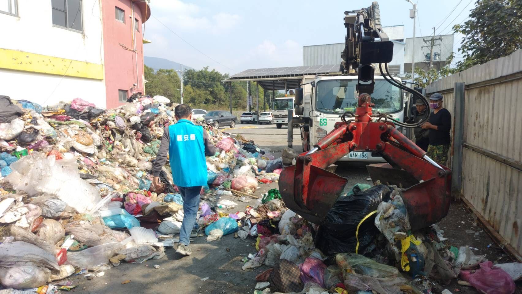 ▲核安會派員前往垃圾暫存場提供輻射偵測及相關技術協助。（圖／核安會）