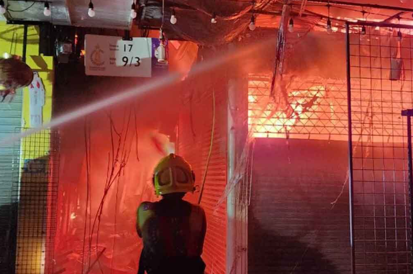 ▲▼泰國「恰圖恰市集」深夜大火！燒光28店家　火光照曝。（圖／翻攝自khaosod）
