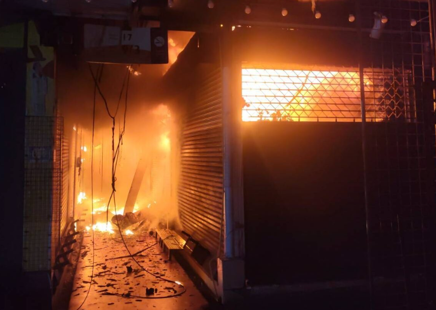 ▲▼泰國「恰圖恰市集」深夜大火！燒光28店家　火光照曝。（圖／翻攝自khaosod）