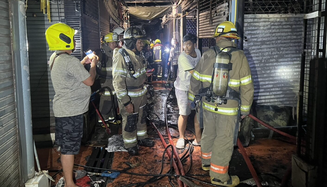 ▲▼泰國「恰圖恰市集」深夜大火！燒光28店家　火光照曝。（圖／翻攝自khaosod）