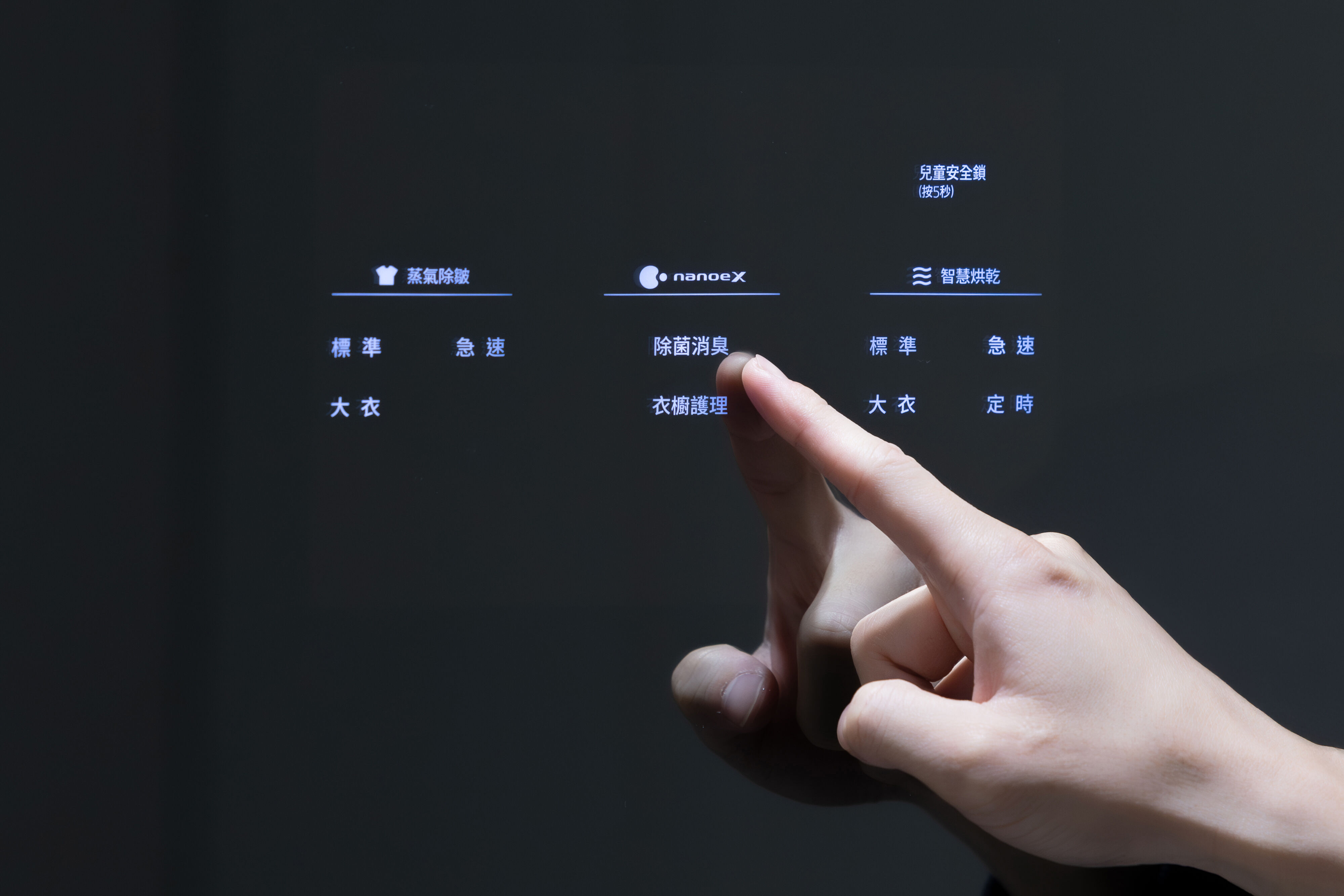 ▲▼ 2 Panasonic,電子衣櫥,除臭,除菌,過年,大掃除,火鍋,Heat Pump,熱泵,烘乾,蒸氣除皺,居家美學,懶人家電,衣物護理。（圖／資料照）