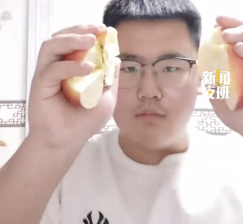 ▲遼寧一名15歲少年徒手剝蘋果、折斷臂力棒的影片在陸網瘋傳。（圖／翻攝微博）