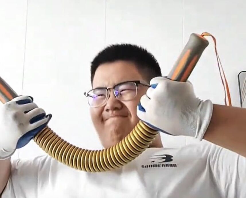 ▲遼寧一名15歲少年徒手剝蘋果、折斷臂力棒的影片在陸網瘋傳。（圖／翻攝微博）