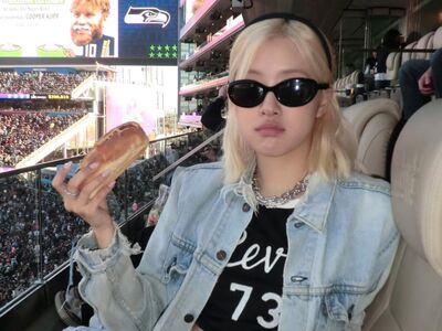  ROSÉ賞超級盃大啖熱狗堡　百萬Tiffany鑽鍊洩巨星身份