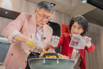 甜蜜除夕!柯文哲親做沙琪瑪 陳佩琪爆:小草送的都被我吃掉